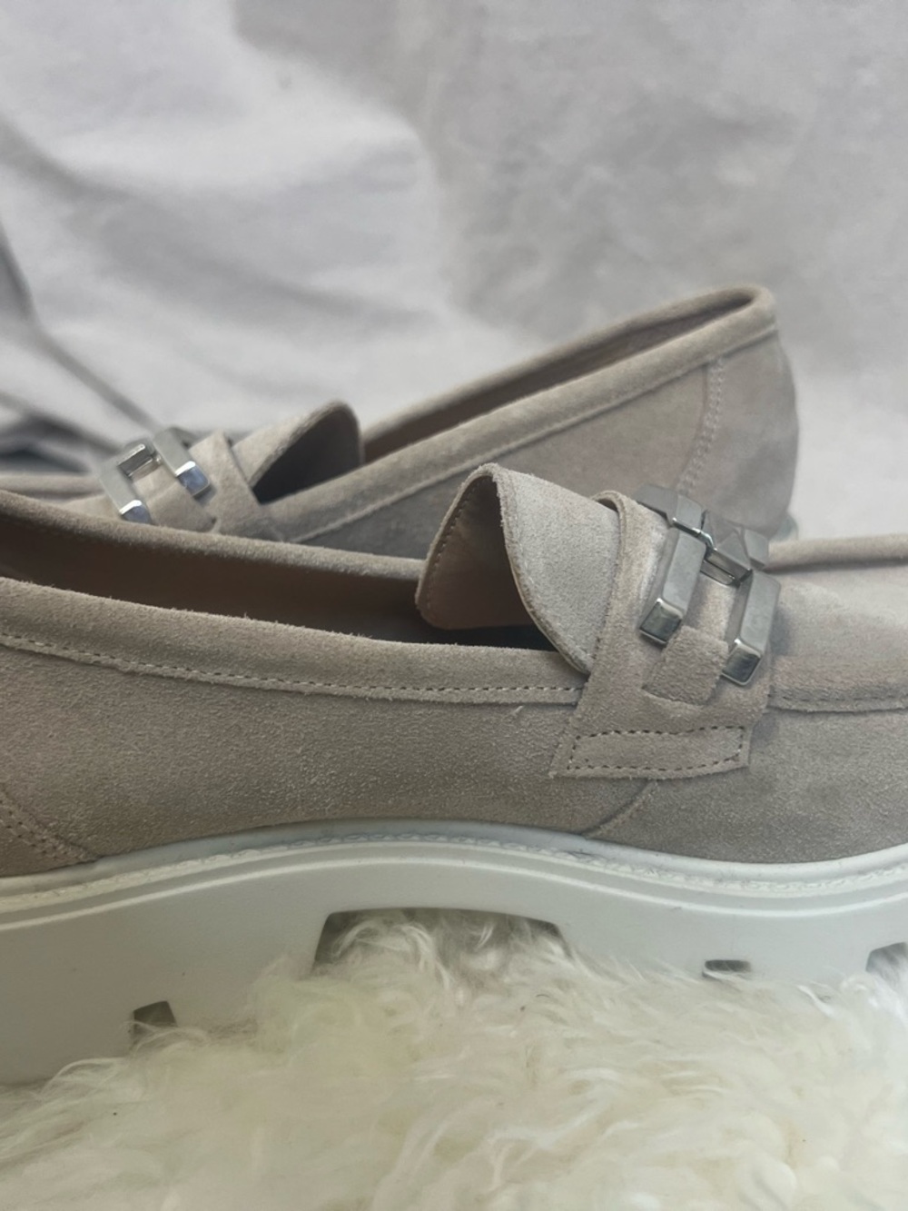 Vera Pelle Taupe Suede Loafers with Silver Chain Hardware Thick Sole Sz 9.5 - Picture 3 of 7